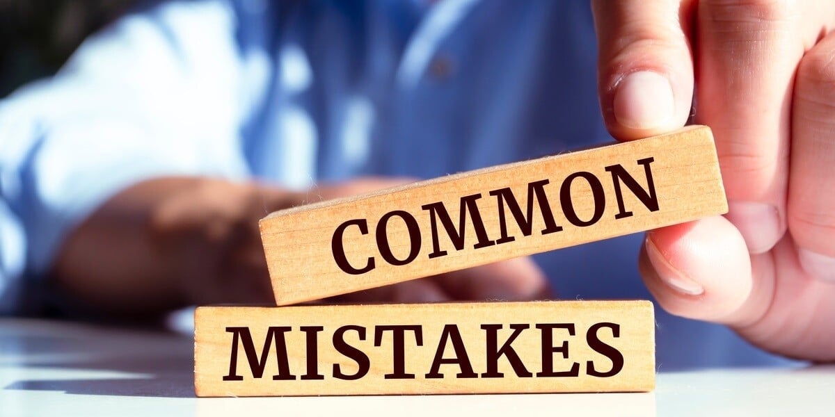 Wooden blocks that say common mistakes